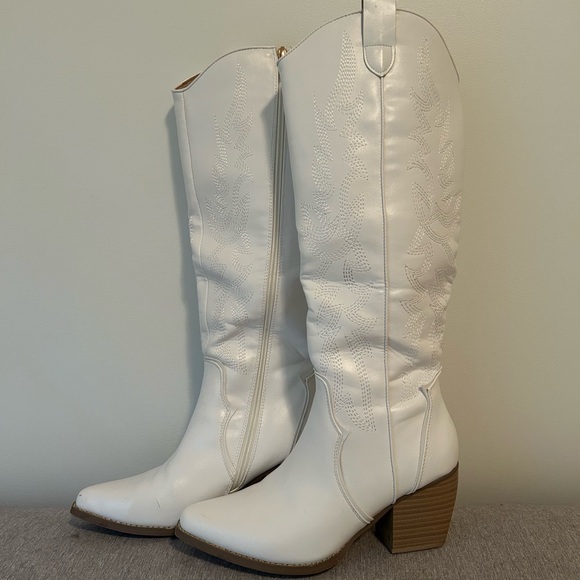 White boots - Picture 2 of 4